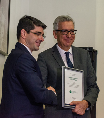 Marc Palahí presented the award to Francesco Pigliaru.